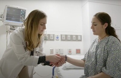 Кодирование Аквилонг в Ясном Врач держит пациентку за руку