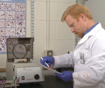 Клиника лечения наркозависимости в Ясном Врач в кабинете клиники